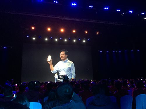 Lei Jun, founder of Xiaomi, shows a new model at a news conference held in Beijing on Wednesday. (Photo: Zhang Ye/GT) Lei Jun, founder of Xiaomi, shows a new model at a news conference held in Beijing on Wednesday. (Photo: Zhang Ye/GT)