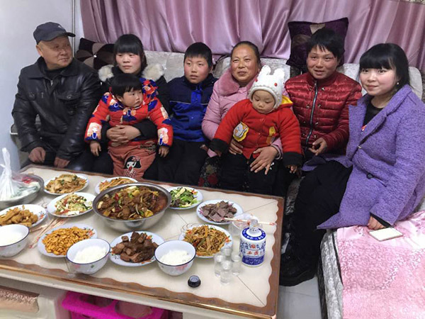 Lei Tao (second from right), his wife and two children with his parents and sister in Qianyang.(Photo by Zhu Changzhen/China Daily) Lei Tao (second from right), his wife and two children with his parents and sister in Qianyang.(Photo by Zhu Changzhen/China Daily)