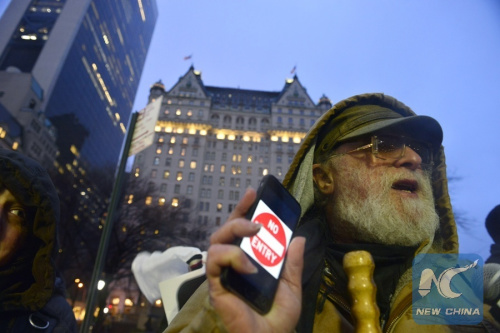 An iPhone user attends a rally at the Apple flagship store in Manhattan to support the company's refusal to help the FBI access the cell phone in New York, the United States, Feb. 23, 2016. Apple, a technology company in Silicon Valley, last Wednesday opposed a judge's order to help the Federal Bureau of Investigation (FBI) access the phone of a terrorist killer. (Photo: Xinhua/Wang Lei) An iPhone user attends a rally at the Apple flagship store in Manhattan to support the company's refusal to help the FBI access the cell phone in New York, the United States, Feb. 23, 2016. Apple, a technology company in Silicon Valley, last Wednesday opposed a judge's order to help the Federal Bureau of Investigation (FBI) access the phone of a terrorist killer. (Photo: Xinhua/Wang Lei)