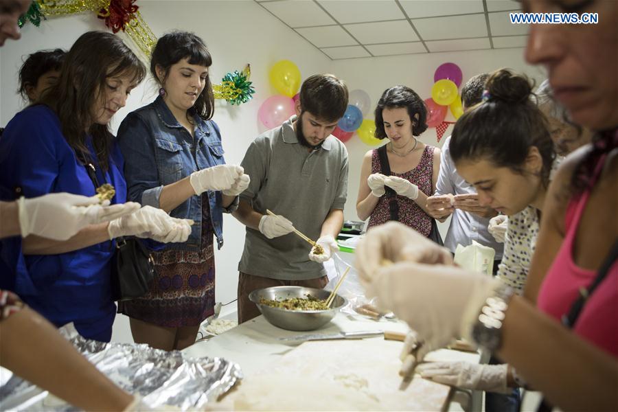 Argentine grant holders who studied in China take part in the preparation of jiaozi (traditional Chinese dumplings) during a meeting at House of the Chinese Culture in Buenos Aires, capital of Argentina, on Feb. 27, 2016. (Photo: Xinhua/Martin Zabala) Argentine grant holders who studied in China take part in the preparation of jiaozi (traditional Chinese dumplings) during a meeting at House of the Chinese Culture in Buenos Aires, capital of Argentina, on Feb. 27, 2016. (Photo: Xinhua/Martin Zabala)