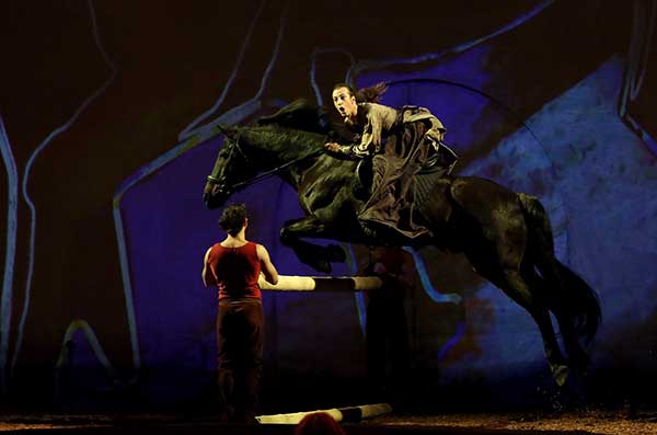 The show Cavalia features dozens of horses and riders, and aerialists, acrobats, dancers and musicians.(Photo provided to China Daily) The show Cavalia features dozens of horses and riders, and aerialists, acrobats, dancers and musicians.(Photo provided to China Daily)