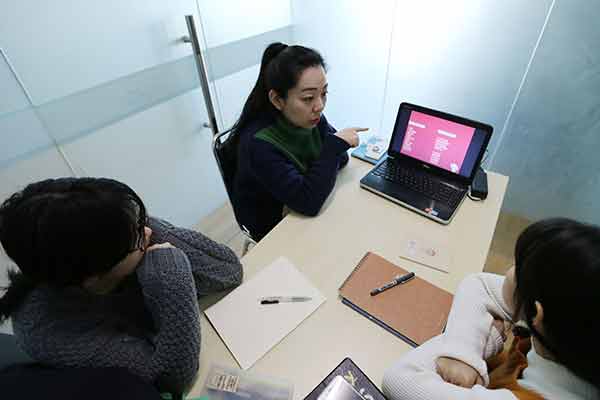 Two students take an English class at Menglish Academy, an education company that provides tailored coaching services to overseas study applicants in Beijing. (Photo: China Daily/Wang Zhuangfei) Two students take an English class at Menglish Academy, an education company that provides tailored coaching services to overseas study applicants in Beijing. (Photo: China Daily/Wang Zhuangfei)