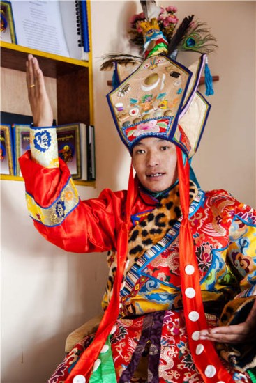 Sithar Dorje was on act while suited with King Gesar dresses ready for his performance in Lhasa. (Photo by Kalzang Gyatso/China Daily) Sithar Dorje was on act while suited with King Gesar dresses ready for his performance in Lhasa. (Photo by Kalzang Gyatso/China Daily)