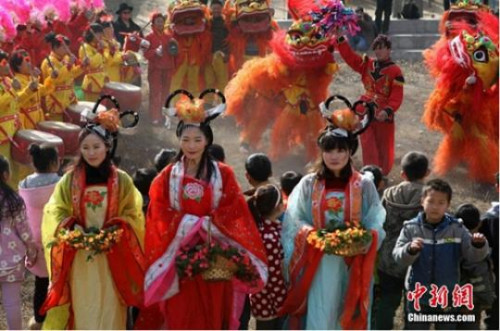 People dressed in ancient-style costumes offer scarifies to the Kitchen god at a New Year fair in Zhengzhou, Henan Province (Photo: China News Service/Wang Zhongju) People dressed in ancient-style costumes offer scarifies to the Kitchen god at a New Year fair in Zhengzhou, Henan Province (Photo: China News Service/Wang Zhongju)