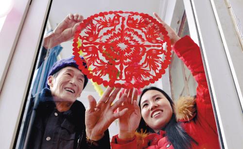 Paper-cuts is a part of Little New Year celebration (Photo/Xinhua) Paper-cuts is a part of Little New Year celebration (Photo/Xinhua)