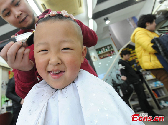 File photo of a kid getting haircut (Photo/China News Service/Hang Xingwei) File photo of a kid getting haircut (Photo/China News Service/Hang Xingwei)