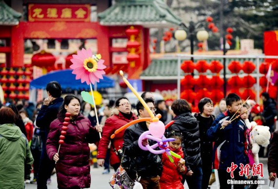 People visit the Longtan Temple Fair on February 19, 2015. (Photo: China News Service/Lu Xin) People visit the Longtan Temple Fair on February 19, 2015. (Photo: China News Service/Lu Xin)