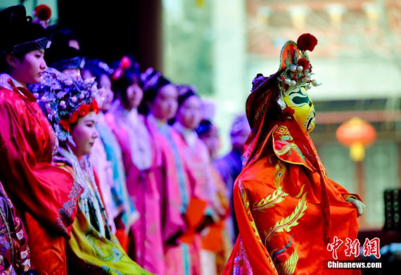 Actors play out Welcoming the Homecoming Imperial Concubine, an act in the Dream of the Red Mansion at the opening of the Daguanyuan Temple Fair in 2015. (Photo: China News Service/ Lu Xin) Actors play out Welcoming the Homecoming Imperial Concubine, an act in the Dream of the Red Mansion at the opening of the Daguanyuan Temple Fair in 2015. (Photo: China News Service/ Lu Xin)