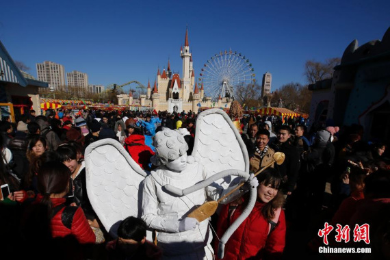 A visitor takes photo with a performer at the international carnival at the Shijingshan park during the Spring Festival in 2014. (Photo: China News Service) A visitor takes photo with a performer at the international carnival at the Shijingshan park during the Spring Festival in 2014. (Photo: China News Service)