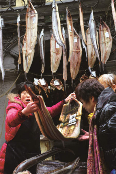 Much effort is taken to prepare for the reunion dinner feast, from handmaking egg dumplings to picking the best eel in the market. Much effort is taken to prepare for the reunion dinner feast, from handmaking egg dumplings to picking the best eel in the market.