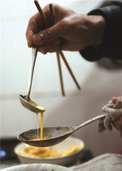Much effort is taken to prepare for the reunion dinner feast, from handmaking egg dumplings to picking the best eel in the market. Photos Provided to China Daily Much effort is taken to prepare for the reunion dinner feast, from handmaking egg dumplings to picking the best eel in the market. Photos Provided to China Daily