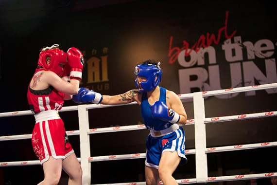 Of the women who have taken part in CSP's white-collar boxing events, Jackie Zhang (right) is one of the most experienced fighters. (Photo by Gao Erqiang/China Daily) Of the women who have taken part in CSP's white-collar boxing events, Jackie Zhang (right) is one of the most experienced fighters. (Photo by Gao Erqiang/China Daily)