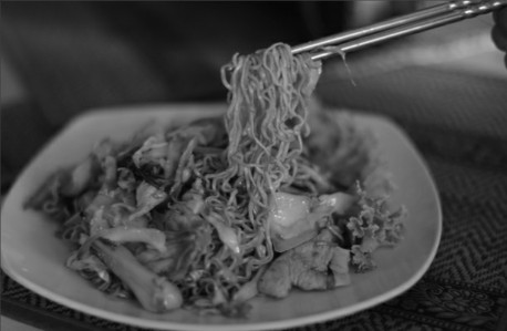 Fried instant noodles is a common street food in the SiemReap. (Photo by Xu Lin/China Daily) Fried instant noodles is a common street food in the SiemReap. (Photo by Xu Lin/China Daily)