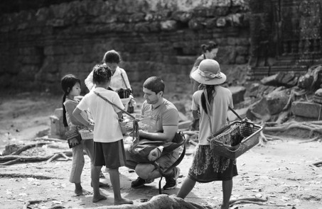 Kids touted cheap souvenirs in a temple. (Photo by Xu Lin/China Daily) Kids touted cheap souvenirs in a temple. (Photo by Xu Lin/China Daily)