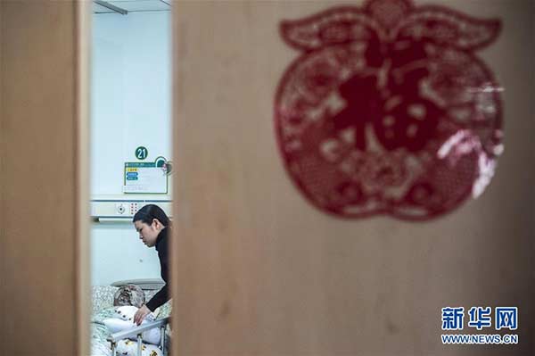Wu Jun's wife Chen Si takes care of Wu Jun in the hospital on Feb 19. (Photo/Xinhua) Wu Jun's wife Chen Si takes care of Wu Jun in the hospital on Feb 19. (Photo/Xinhua)