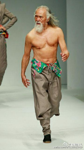 Wang Shunde walks on the stage during a fashion show. (Photo/Weibo.com) Wang Shunde walks on the stage during a fashion show. (Photo/Weibo.com)
