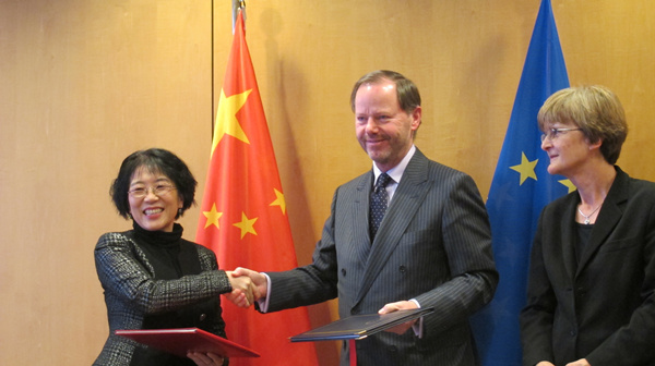 Chinese Ambassador to EU Yang Yanyi (left) signs an agreement with EU officials in Brussels on Monday to facilitate the visa-free move of diplomats on both sides. (Photo by Gao Shuang/China Daily) Chinese Ambassador to EU Yang Yanyi (left) signs an agreement with EU officials in Brussels on Monday to facilitate the visa-free move of diplomats on both sides. (Photo by Gao Shuang/China Daily)
