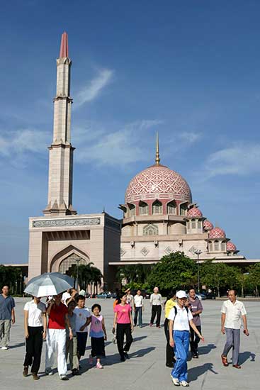 Chinese tourists at a mosque in Kuala Lumpur.(Photo provided to China Daily) Chinese tourists at a mosque in Kuala Lumpur.(Photo provided to China Daily)
