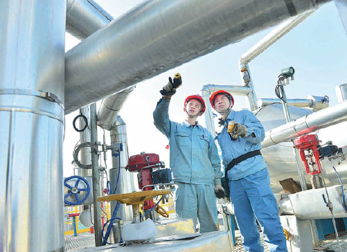Technicians inspect a CO2 recycling project at a petrochemical plant belonging to Sinopec Group in Puyang, Henan province. Tong Jia / For China Daily Technicians inspect a CO2 recycling project at a petrochemical plant belonging to Sinopec Group in Puyang, Henan province. Tong Jia / For China Daily