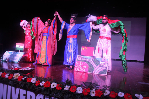Students of Indian universities take part in a Chinese fashion show. (Photo/CCTV.com) Students of Indian universities take part in a Chinese fashion show. (Photo/CCTV.com)