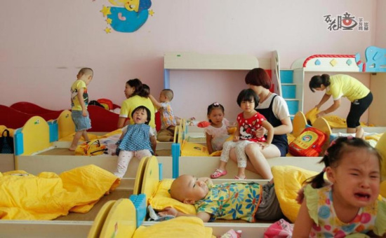 The first day for the most Chinese schools after the summer vacation. A group of photos shows the first day of children in a kindergarten in southwest China's Chongqing city. Both children and parents experienced the first hard separation in their life.(Photo/cqnews.net) The first day for the most Chinese schools after the summer vacation. A group of photos shows the first day of children in a kindergarten in southwest China's Chongqing city. Both children and parents experienced the first hard separation in their life.(Photo/cqnews.net)