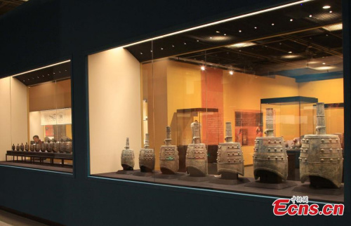 Artifacts unearthed from the Haihunhou tomb are being prepared for an exhibition at the Capital Museum in Beijing. More than 400 artifacts, selected from 20,000 items unearthed from the tomb of Haihunhou (Marquis of Haihun) in east China's Jiangxi Province, will go on display from March 2 to June 2. (Photo provided by the Capital Museum)