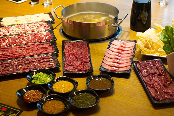 Chaoshan beef hotpot restaurants become popular in Shanghai because of the strict selection of beef and cutting rules. (Photo by Gao Erqiang/China Daily) Chaoshan beef hotpot restaurants become popular in Shanghai because of the strict selection of beef and cutting rules. (Photo by Gao Erqiang/China Daily)