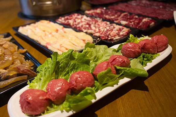 Chaoshan beef hotpot restaurants become popular in Shanghai because of the strict selection of beef and cutting rules. (Photo by Gao Erqiang/China Daily) Chaoshan beef hotpot restaurants become popular in Shanghai because of the strict selection of beef and cutting rules. (Photo by Gao Erqiang/China Daily)