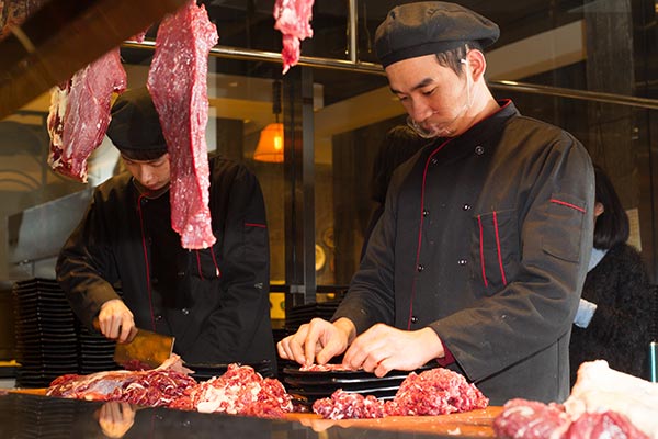 Chaoshan beef hotpot restaurants become popular in Shanghai because of the strict selection of beef and cutting rules. (Photo by Gao Erqiang/China Daily) Chaoshan beef hotpot restaurants become popular in Shanghai because of the strict selection of beef and cutting rules. (Photo by Gao Erqiang/China Daily)