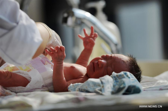 A maternity nurse takes care of a newborn after bath at the Gansu Provincial Maternity and Child-care Hospital in Lanzhou, capital of northwest China's Gansu Province, Feb. 17, 2016. The hospital saw baby boom at the beginning of the Chinese Lunar New Year, with 352 babies born from Feb. 8 to 15. (Photo: Xinhua/Chen Bin) A maternity nurse takes care of a newborn after bath at the Gansu Provincial Maternity and Child-care Hospital in Lanzhou, capital of northwest China's Gansu Province, Feb. 17, 2016. The hospital saw baby boom at the beginning of the Chinese Lunar New Year, with 352 babies born from Feb. 8 to 15. (Photo: Xinhua/Chen Bin)