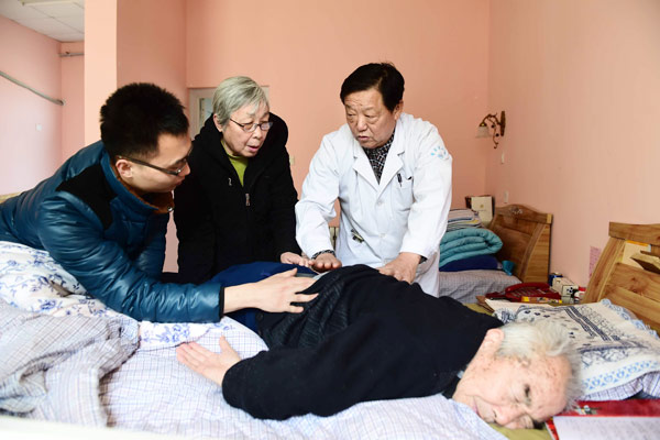 Doctor Wang Yunde from the Zhangqiu No 2 People's Hospital evaluates an elderly patient at a nursing home in Jinan, East China's Shandong province, on March 1, 2016. (Photo/Xinhua) Doctor Wang Yunde from the Zhangqiu No 2 People's Hospital evaluates an elderly patient at a nursing home in Jinan, East China's Shandong province, on March 1, 2016. (Photo/Xinhua)