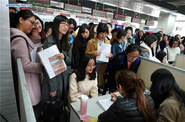 Female college students participate in a job fair held particularlly for them in Nanjing, capital of East China's Jiangsu province, March 5, 2016. (Photo/Xinhua) Female college students participate in a job fair held particularlly for them in Nanjing, capital of East China's Jiangsu province, March 5, 2016. (Photo/Xinhua)