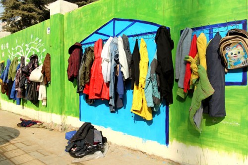 Clothing hung on a Wall of Kindness in Zhengzhou city, Central China's Henan province on Feb 3, 2016. (Photo provided to China Daily) Clothing hung on a Wall of Kindness in Zhengzhou city, Central China's Henan province on Feb 3, 2016. (Photo provided to China Daily)