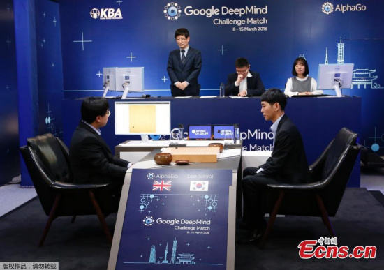 South Korean professional Go player Lee Sedol, right, puts a stone against Google's artificial intelligence program, AlphaGo, as Google DeepMind's lead programmer Aja Huang, left, sits during the match in Seoul on Wednesday.(Photo/Agencies) South Korean professional Go player Lee Sedol, right, puts a stone against Google's artificial intelligence program, AlphaGo, as Google DeepMind's lead programmer Aja Huang, left, sits during the match in Seoul on Wednesday.(Photo/Agencies)