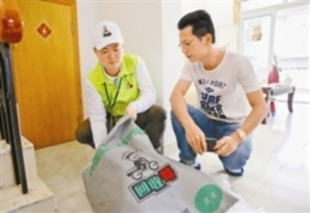 A worker of O2O waste collection Recycling Brother offers door-to-door services in Shenzhen, South China's Guangdong province. (Photo/sznews.com) A worker of O2O waste collection Recycling Brother offers door-to-door services in Shenzhen, South China's Guangdong province. (Photo/sznews.com)