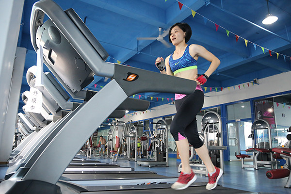 A women runs on a treadmill in Chenzhou, Hunan province. Going to gyms is now a popular workout option for the working class even beyond first-tier cities. (Photo/China Daily) A women runs on a treadmill in Chenzhou, Hunan province. Going to gyms is now a popular workout option for the working class even beyond first-tier cities. (Photo/China Daily)