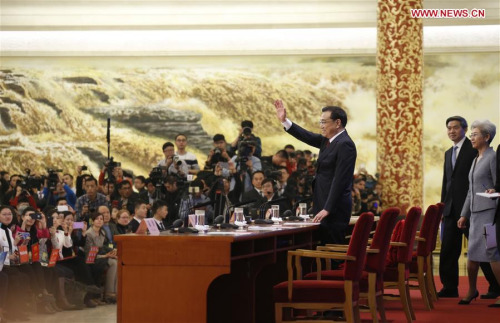 Chinese Premier Li Keqiang greets journalists at his press conference after the closing meeting of the fourth session of China's 12th National People's Congress at the Great Hall of the People in Beijing, capital of China, March 16, 2016. (Xinhua/Lyu Xun) Chinese Premier Li Keqiang greets journalists at his press conference after the closing meeting of the fourth session of China's 12th National People's Congress at the Great Hall of the People in Beijing, capital of China, March 16, 2016. (Xinhua/Lyu Xun)
