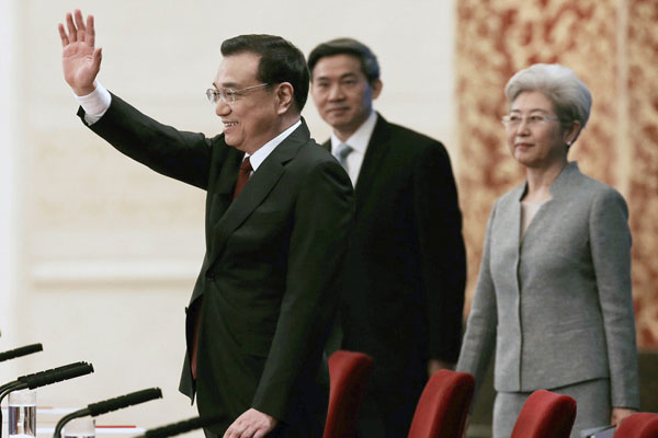 Premier Li Keqiang greets journalists at the news conference after the closing meeting of the fourth session of China's 12th National People's Congress at the Great Hall of the People in Beijing, March 16, 2016. (Photo by Xu Jingxing/chinadaily.com.cn) Premier Li Keqiang greets journalists at the news conference after the closing meeting of the fourth session of China's 12th National People's Congress at the Great Hall of the People in Beijing, March 16, 2016. (Photo by Xu Jingxing/chinadaily.com.cn)