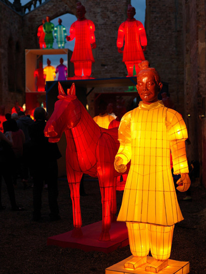 China's Terracotta warrior lanterns are exhibited at the Ibero-American Theater Festival, one of Colombia's most important cultural events. (Photo/CCTV.com) China's Terracotta warrior lanterns are exhibited at the Ibero-American Theater Festival, one of Colombia's most important cultural events. (Photo/CCTV.com)