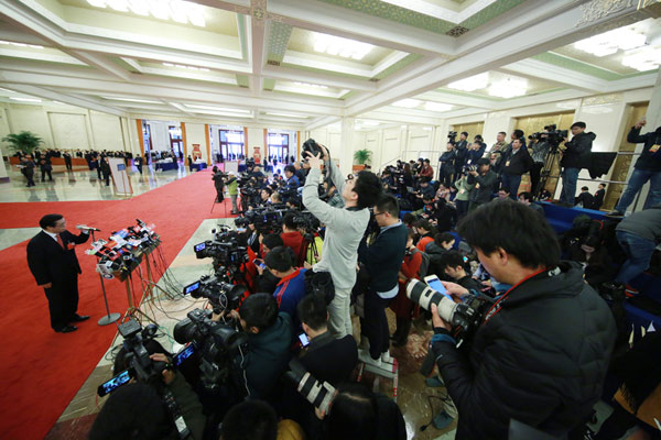 Journalists make face-to-face interviews with high-level officials along the 100-meter-long minister's passage, also known as ministers' red carpet, at the Great Hall of People. (Photo: China Daily/Feng Yongbin) Journalists make face-to-face interviews with high-level officials along the 100-meter-long minister's passage, also known as ministers' red carpet, at the Great Hall of People. (Photo: China Daily/Feng Yongbin)