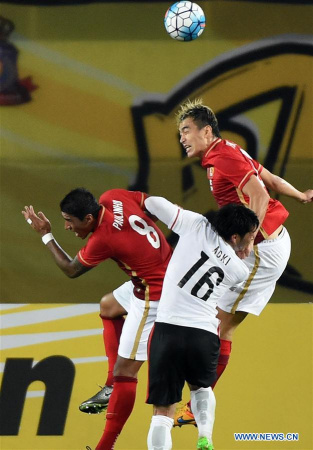 Feng Xiaoting(R) of Guangzhou Evergrande competes with Aoki Takuya of Urawa Red Diamonds during the Group H third round match between China's Guangzhou Evergrande and Japan's Urawa Red Diamonds in Guangzhou, capital of south China's Guangdong Province, March 16, 2016. The match ended 2-2. (Xinhua/Lu Hanxin) Feng Xiaoting(R) of Guangzhou Evergrande competes with Aoki Takuya of Urawa Red Diamonds during the Group H third round match between China's Guangzhou Evergrande and Japan's Urawa Red Diamonds in Guangzhou, capital of south China's Guangdong Province, March 16, 2016. The match ended 2-2. (Xinhua/Lu Hanxin)