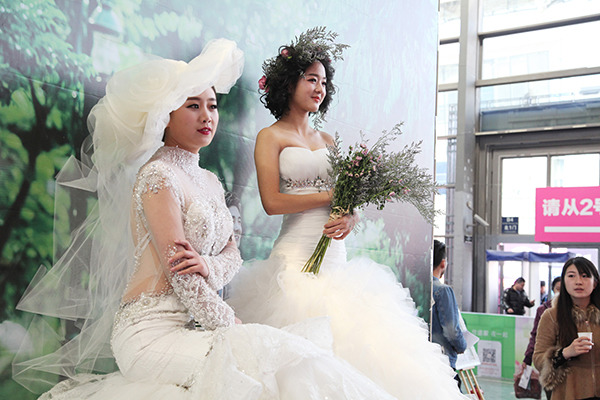 Two models in gowns greet visitors during the 17th Xi'an Spring Wedding Expo. The event took place in Xi'an, Shaanxi province, on March 12 and 13. (Photo provided to China Daily) Two models in gowns greet visitors during the 17th Xi'an Spring Wedding Expo. The event took place in Xi'an, Shaanxi province, on March 12 and 13. (Photo provided to China Daily)