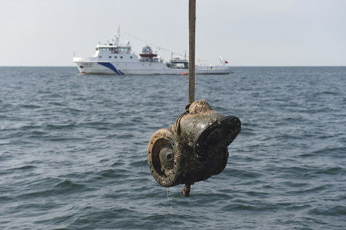 A part of the warship Zhiyuan is lifted out of water in the Yellow Sea on Sunday. (CHEN YICHEN/XINHUA)