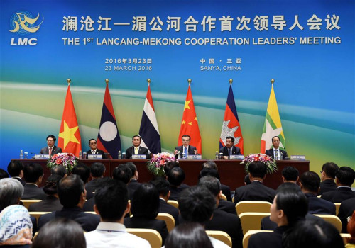  Chinese Premier Li Keqiang (3rd R), Thai Prime Minister Prayuth Chan-ocha (3rd L), Cambodian Prime Minister Hun Sen (2nd R), Lao Prime Minister Thongsing Thammavong (2nd L), Vice President of Myanmar Sai Mauk Kham (1st R) and Vietnamese Deputy Prime Minister Pham Binh Minh (1st L) jointly meet the press after the 1st Lancang-Mekong Cooperation Leaders' Meeting in Sanya, south China's Hainan Province, March 23, 2016. (Photo: Xinhua/Rao Aimin)