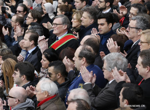 People mourn the victims in front of the Stock Market in downtown Brussels, Belgium, March 23, 2016. At least 34 people were killed and 180 injured after explosions at Brussels airport and a metro station on Tuesday. (Xinhua/Ye Pingfan) People mourn the victims in front of the Stock Market in downtown Brussels, Belgium, March 23, 2016. At least 34 people were killed and 180 injured after explosions at Brussels airport and a metro station on Tuesday. (Xinhua/Ye Pingfan)