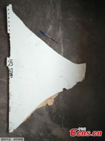 Possible debris from missing Malaysia Airlines Flight MH370 has been found off Mozambique on a sandbank in the Mozambique Channel — the body of water between Mozambique in eastern Africa and Madagascar. (Photo provided to China News Service) Possible debris from missing Malaysia Airlines Flight MH370 has been found off Mozambique on a sandbank in the Mozambique Channel — the body of water between Mozambique in eastern Africa and Madagascar. (Photo provided to China News Service)