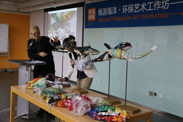 Cindy Pease Roe in Beijing meets with students at the BN Vocational School, a charity school for the children of rural migrant workers, and shares her stories about the ocean and whales. (Photo:chinadaily.com.cn/Yan Dongjie) Cindy Pease Roe in Beijing meets with students at the BN Vocational School, a charity school for the children of rural migrant workers, and shares her stories about the ocean and whales. (Photo:chinadaily.com.cn/Yan Dongjie)