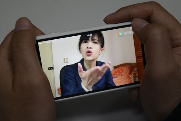 Papi, a graduate of the Central Academy of Drama, became popular online in a short time. (Photo by Wei Xiaohao/China Daily)