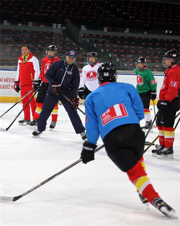 Chinese players are instructed by a Czech coach. (Photo: Guan Kejiang) Chinese players are instructed by a Czech coach. (Photo: Guan Kejiang)