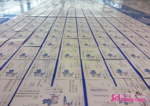 Stretching over 1,394 meters, the postcard is a composite of 10,000 regular-sized postcards. (Photo/Sdchina.com) Stretching over 1,394 meters, the postcard is a composite of 10,000 regular-sized postcards. (Photo/Sdchina.com)